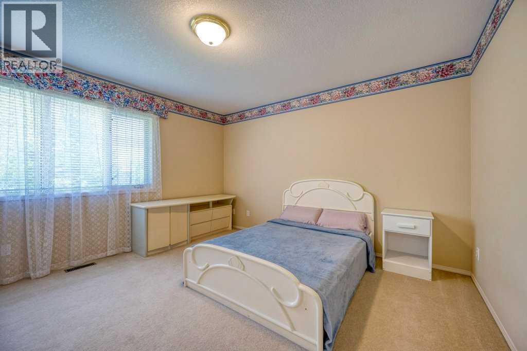 Single Family House for Sale in  Edgevalley Way NW Edgemont Calgary 