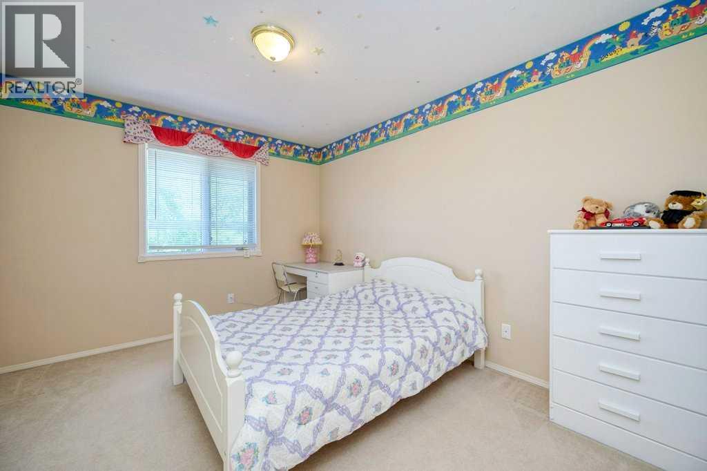 Single Family House for Sale in  Edgevalley Way NW Edgemont Calgary 