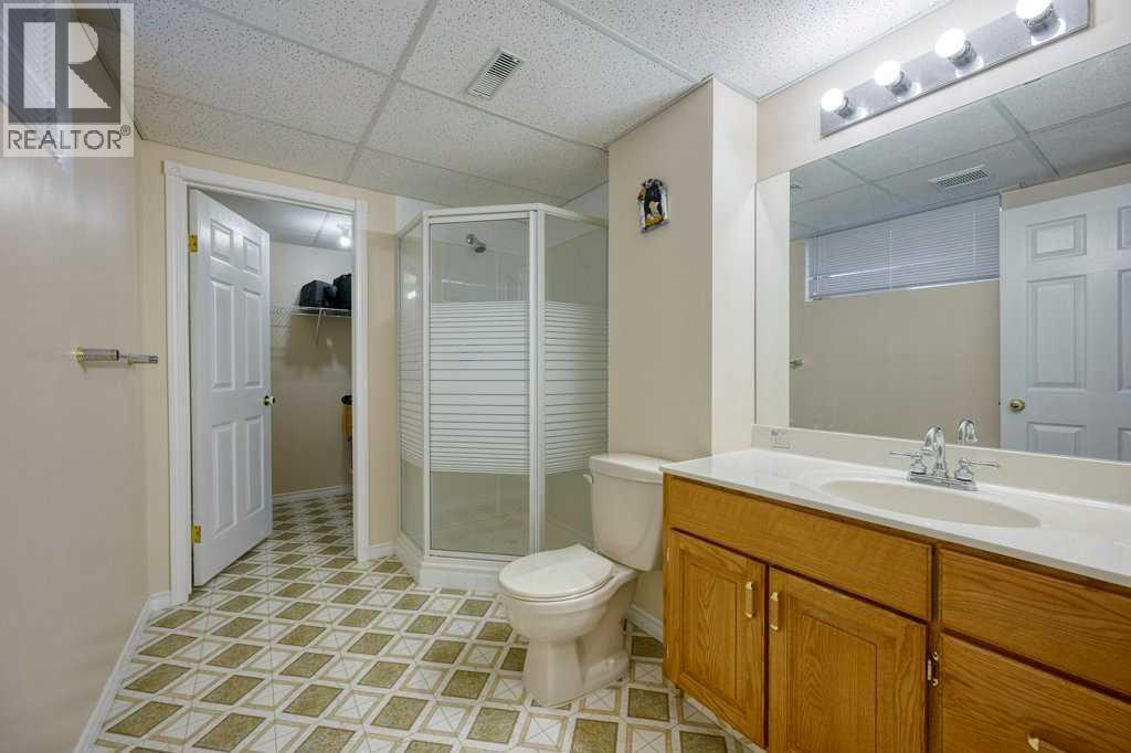 Single Family House for Sale in  Edgevalley Way NW Edgemont Calgary 
