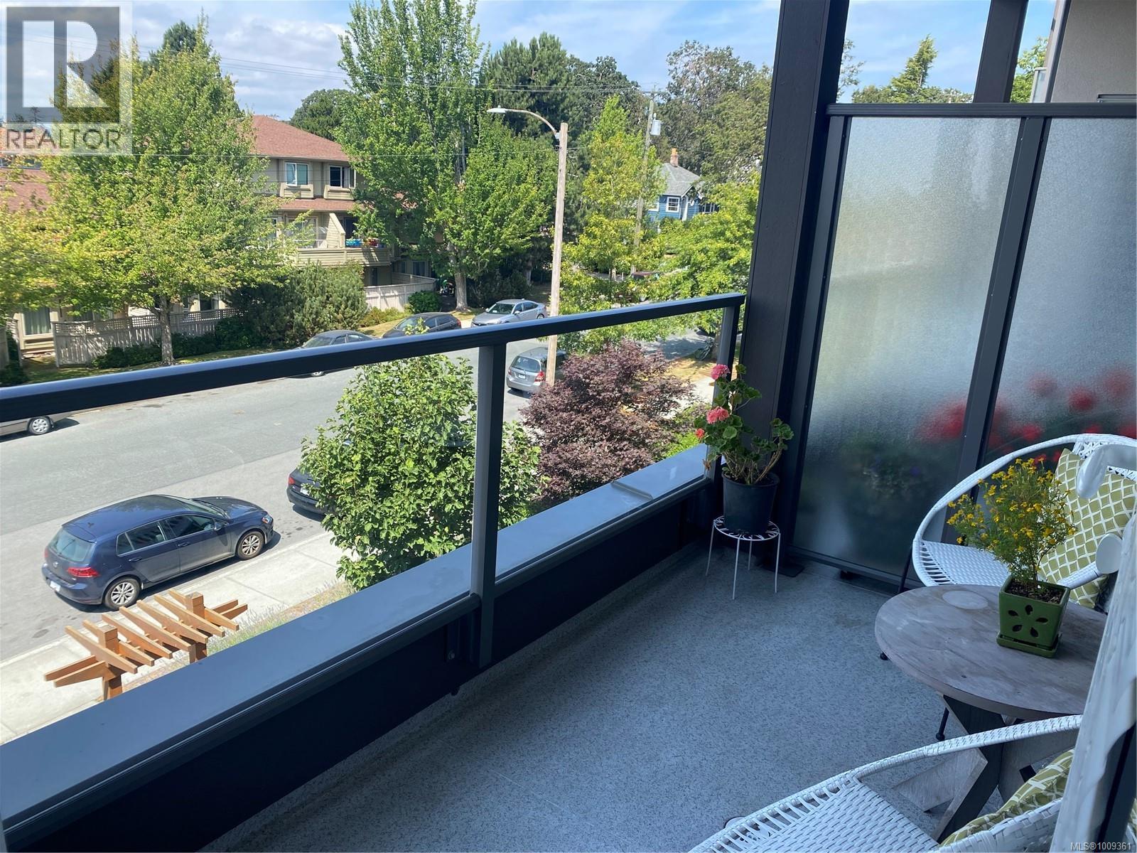 Photo 8 of 312 3333 Glasgow Ave, Saanich BC