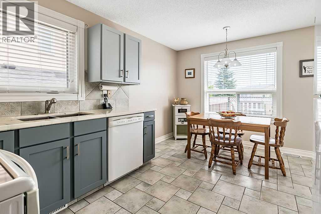 Single Family House 3 Level for Sale in  Shawfield Way SW Shawnessy Calgary 