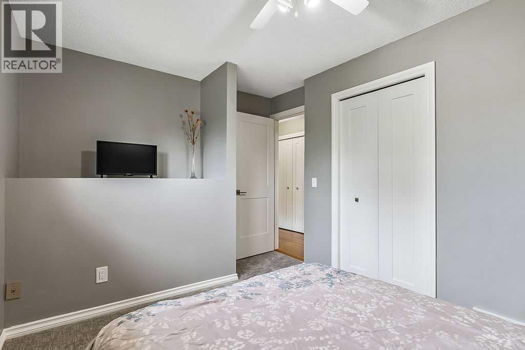 Single Family House 3 Level for Sale in  Shawfield Way SW Shawnessy Calgary 