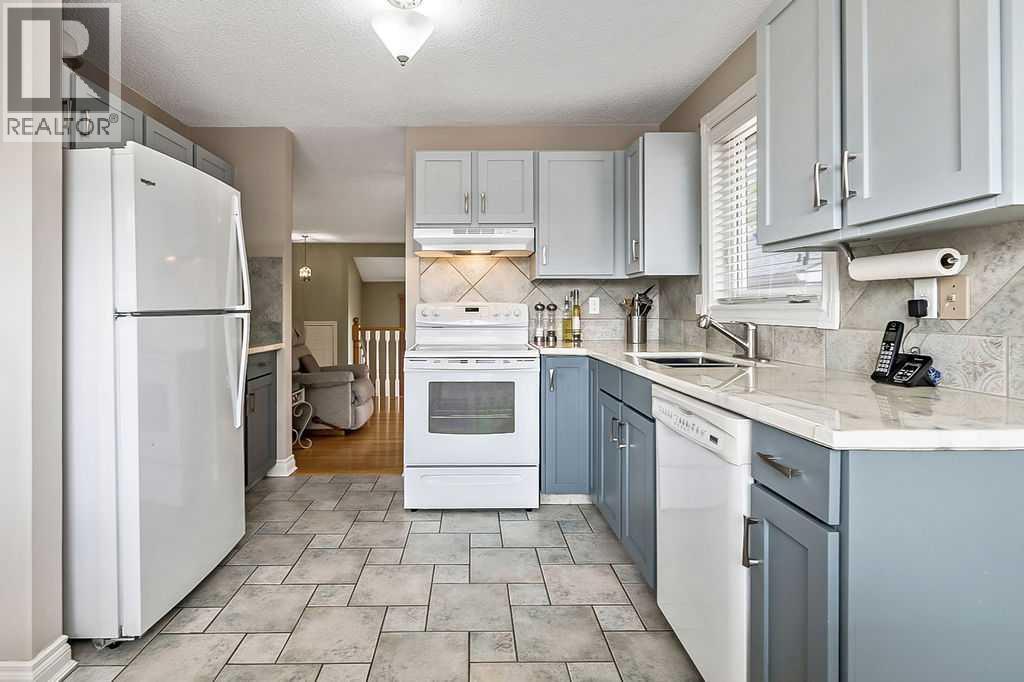 Single Family House 3 Level for Sale in  Shawfield Way SW Shawnessy Calgary 
