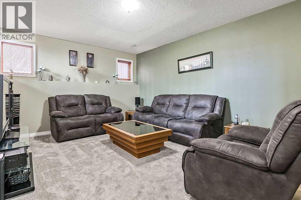 Single Family House 3 Level for Sale in  Shawfield Way SW Shawnessy Calgary 