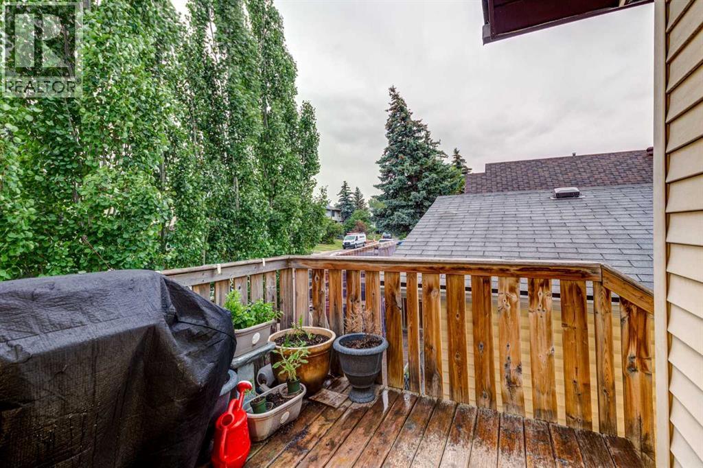 Single Family House 3 Level for Sale in  BEDFIELD Close NE Beddington Heights Calgary 