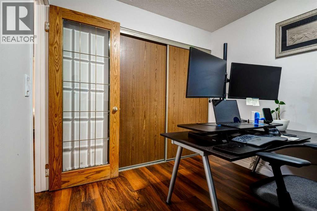 Single Family House 3 Level for Sale in  BEDFIELD Close NE Beddington Heights Calgary 