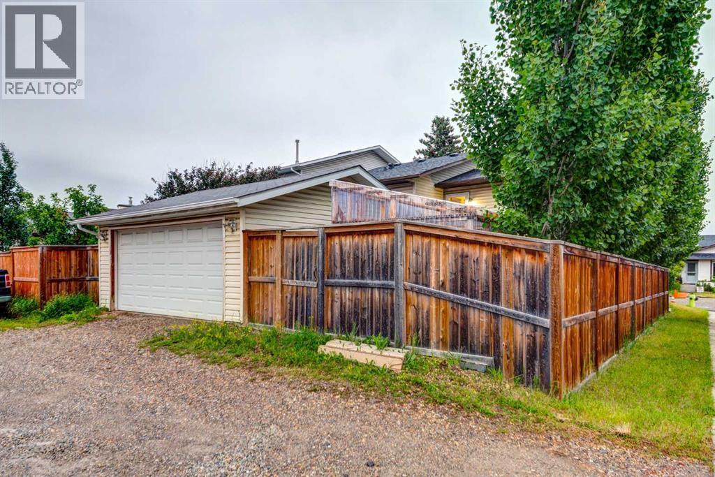 Single Family House 3 Level for Sale in  BEDFIELD Close NE Beddington Heights Calgary 