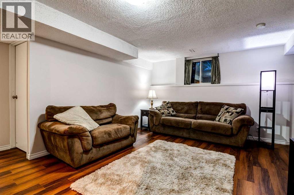 Single Family House 3 Level for Sale in  BEDFIELD Close NE Beddington Heights Calgary 