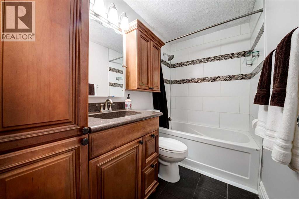 Single Family House 3 Level for Sale in  BEDFIELD Close NE Beddington Heights Calgary 
