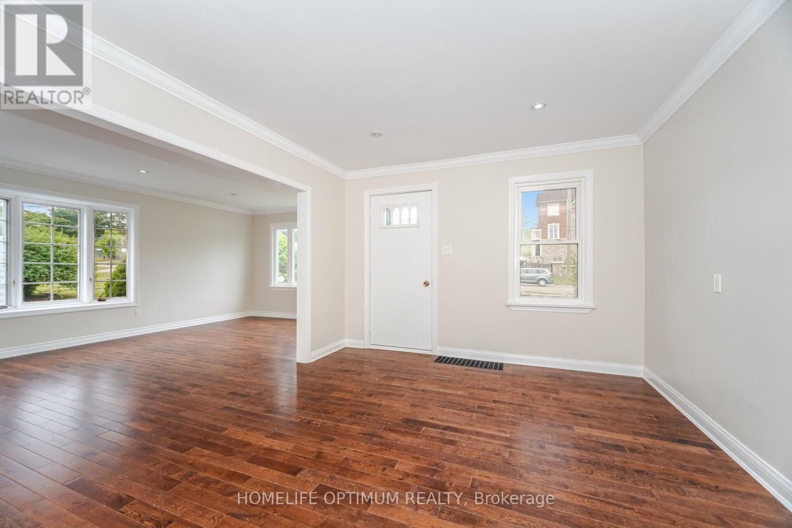 Photo 10 of 132 Eagle Street, Newmarket ON