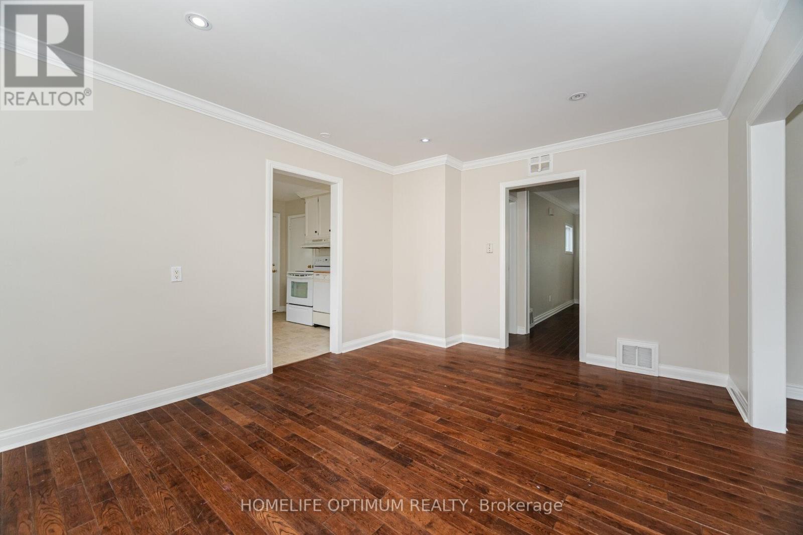 Photo 11 of 132 Eagle Street, Newmarket ON