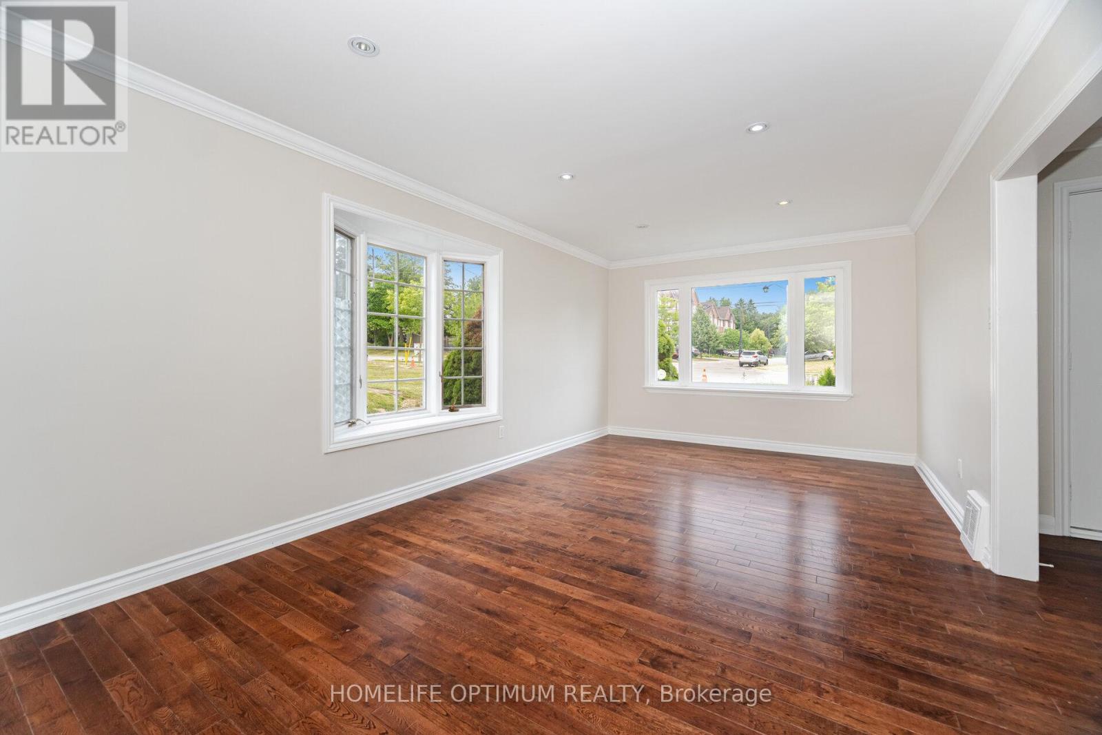 Photo 13 of 132 Eagle Street, Newmarket ON