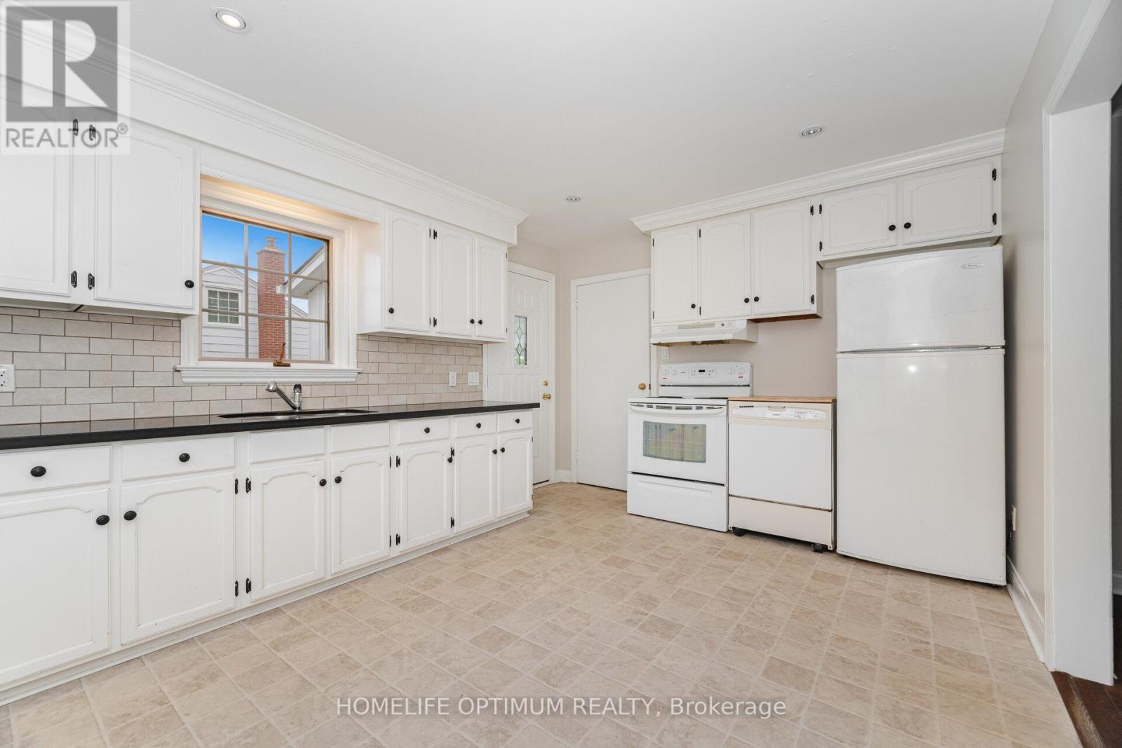 Photo 15 of 132 Eagle Street, Newmarket ON