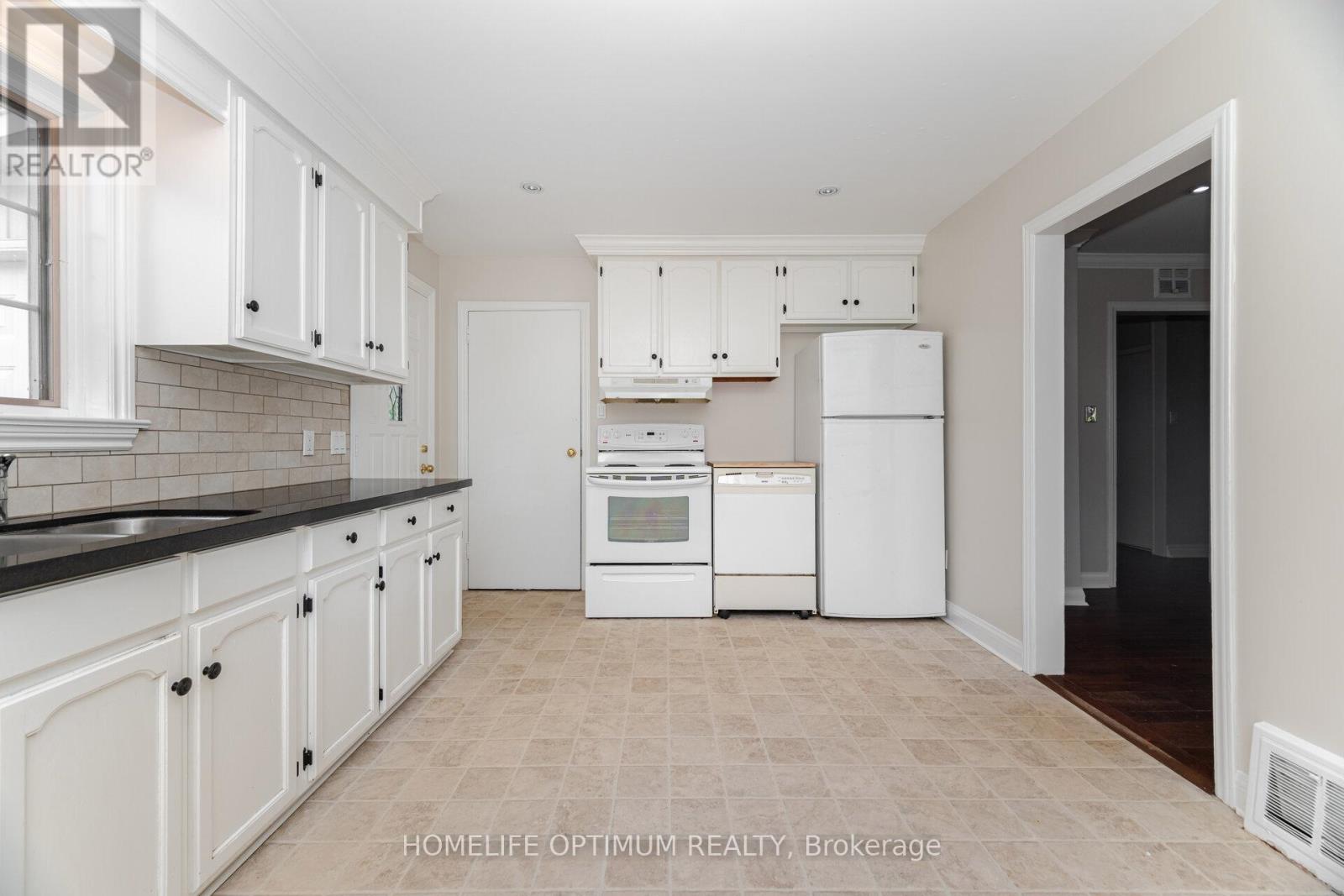Photo 16 of 132 Eagle Street, Newmarket ON