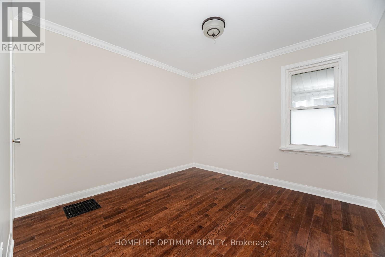 Photo 24 of 132 Eagle Street, Newmarket ON