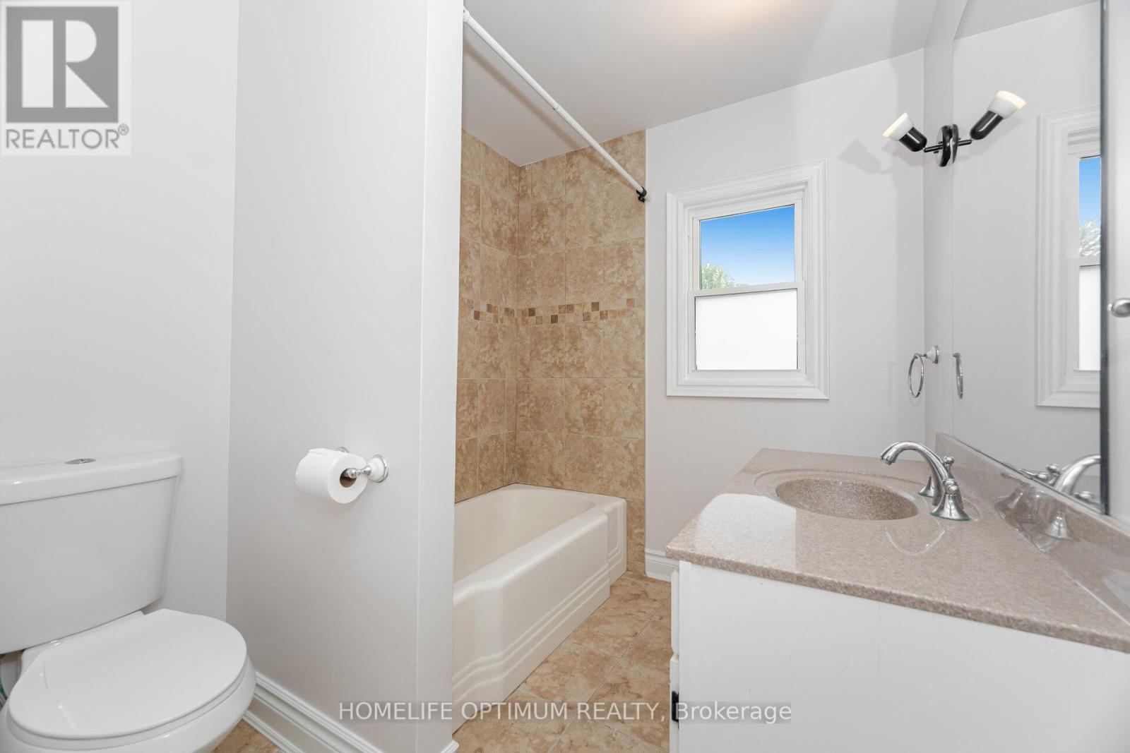 Photo 25 of 132 Eagle Street, Newmarket ON