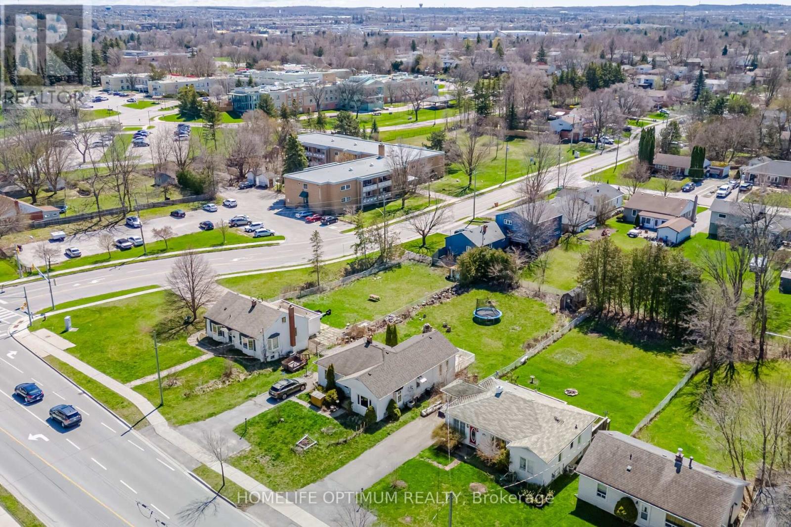 Photo 3 of 132 Eagle Street, Newmarket ON