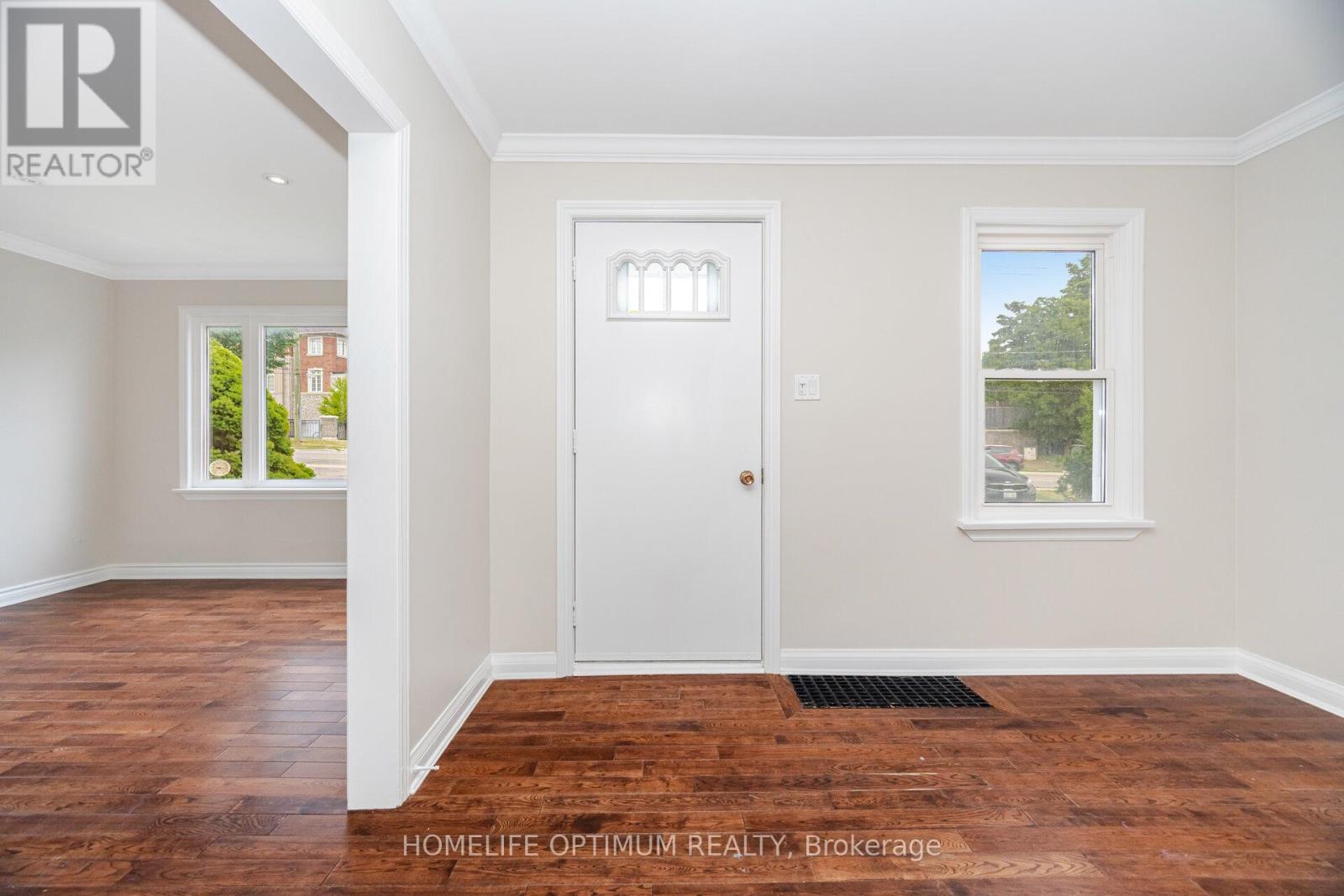 Photo 9 of 132 Eagle Street, Newmarket ON