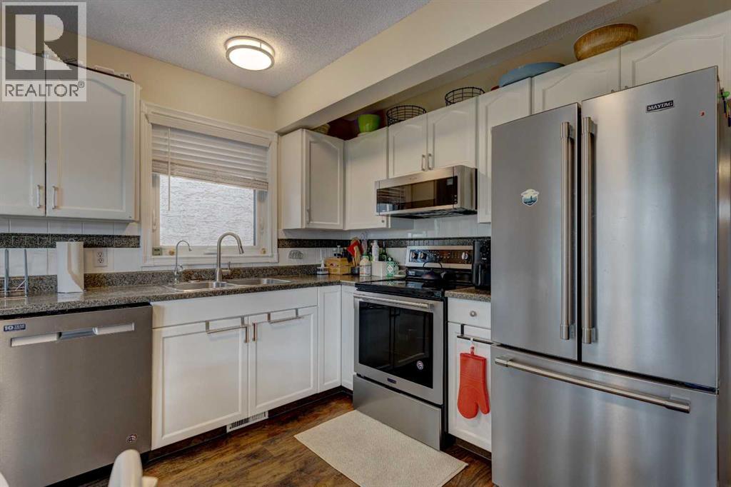 Single Family House for Sale in  Christie Park Mews SW Christie Park Calgary 