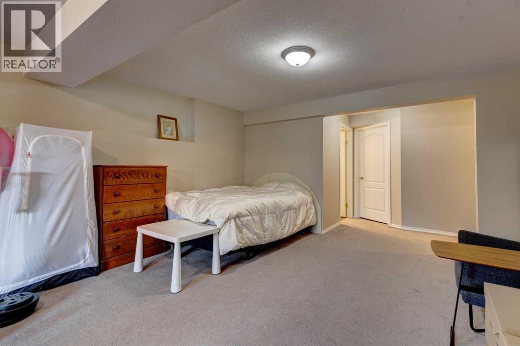 Single Family House for Sale in  Christie Park Mews SW Christie Park Calgary 