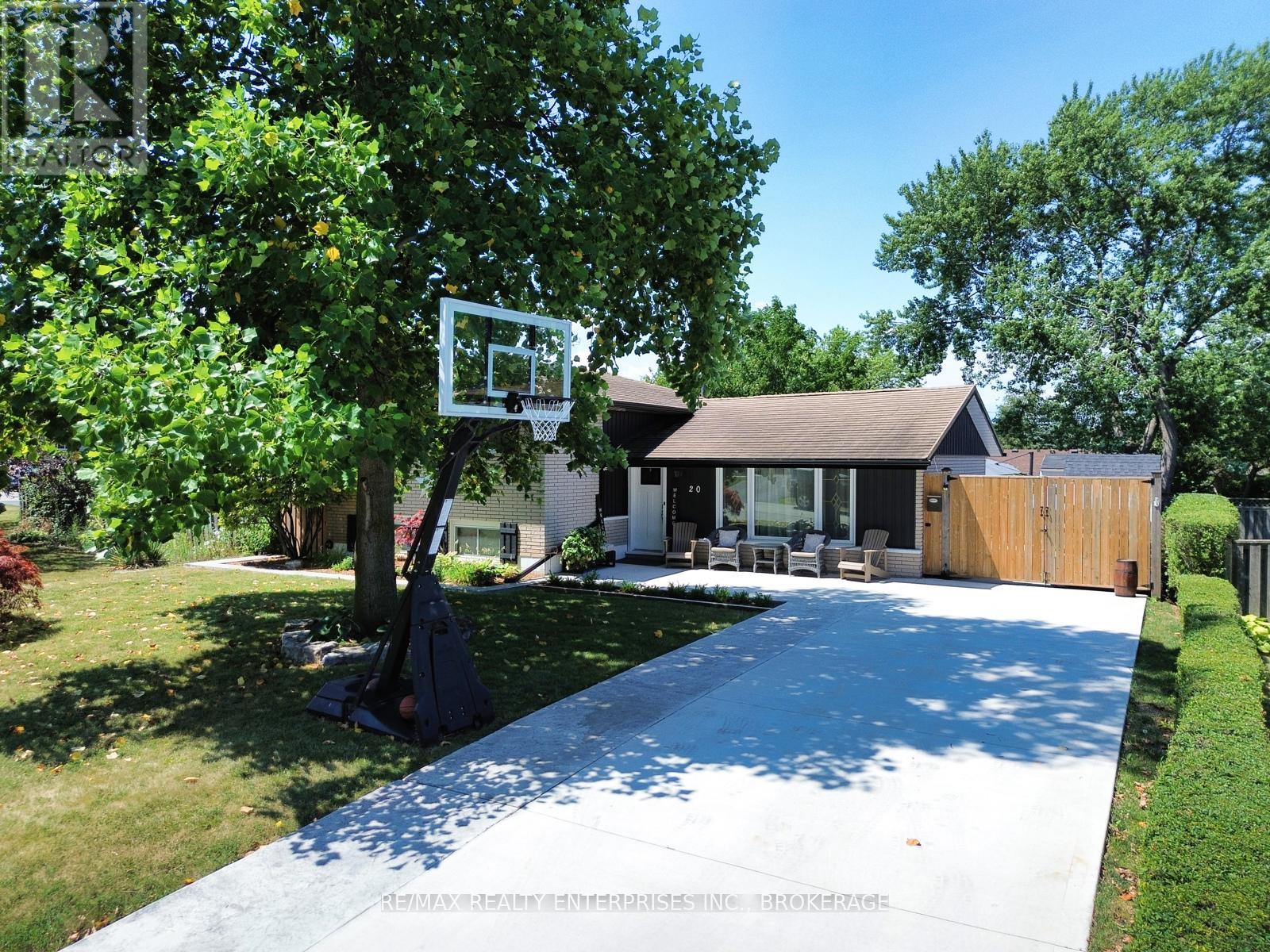 Photo 2 of 20 Karen Crescent, Grimsby ON