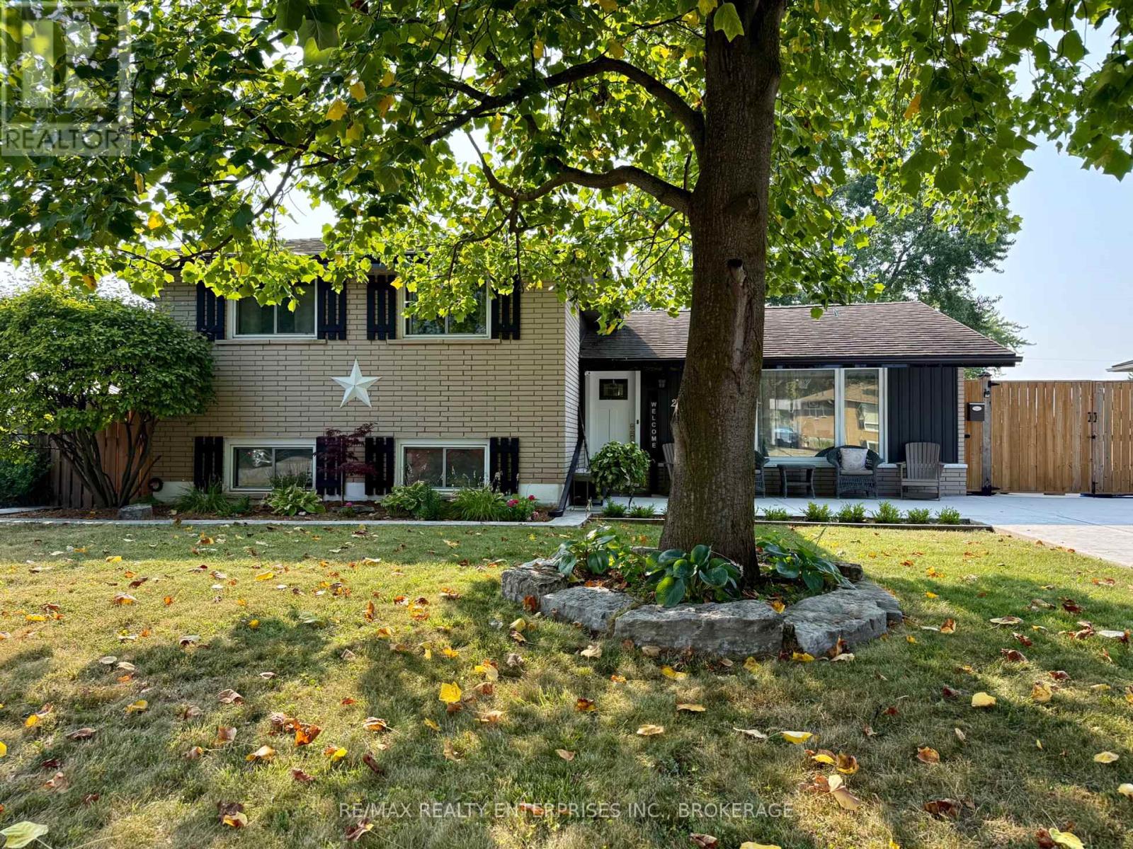 Photo 1 of 20 Karen Crescent, Grimsby ON