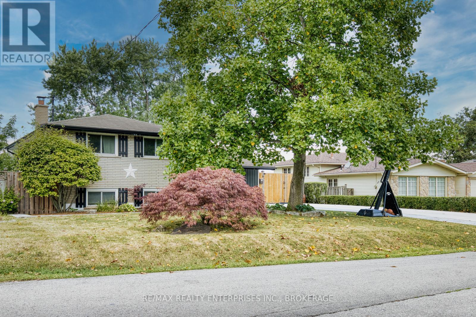 Photo 3 of 20 Karen Crescent, Grimsby ON