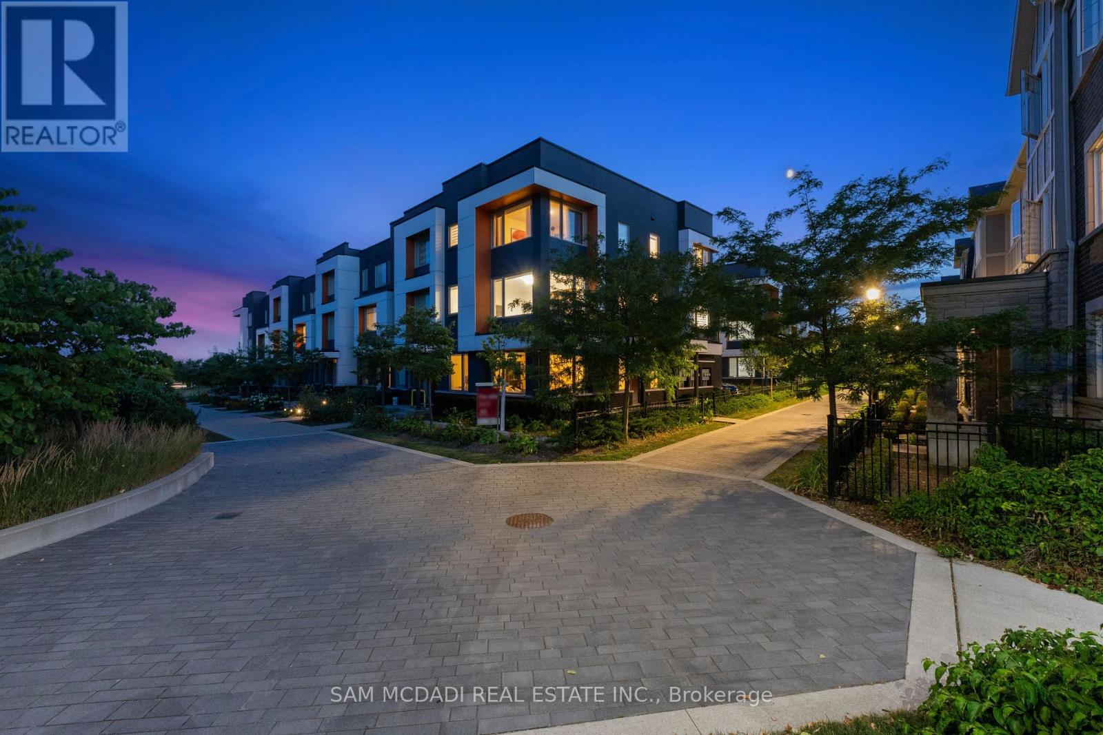 Photo 1 of 34 3006 Creekshore Common, Oakville ON