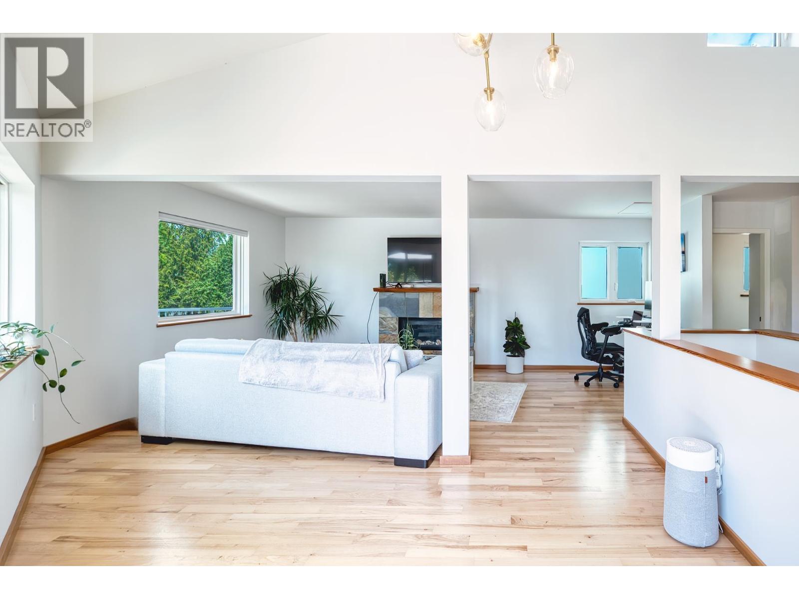 4873 LAUREL AVENUE, Sechelt