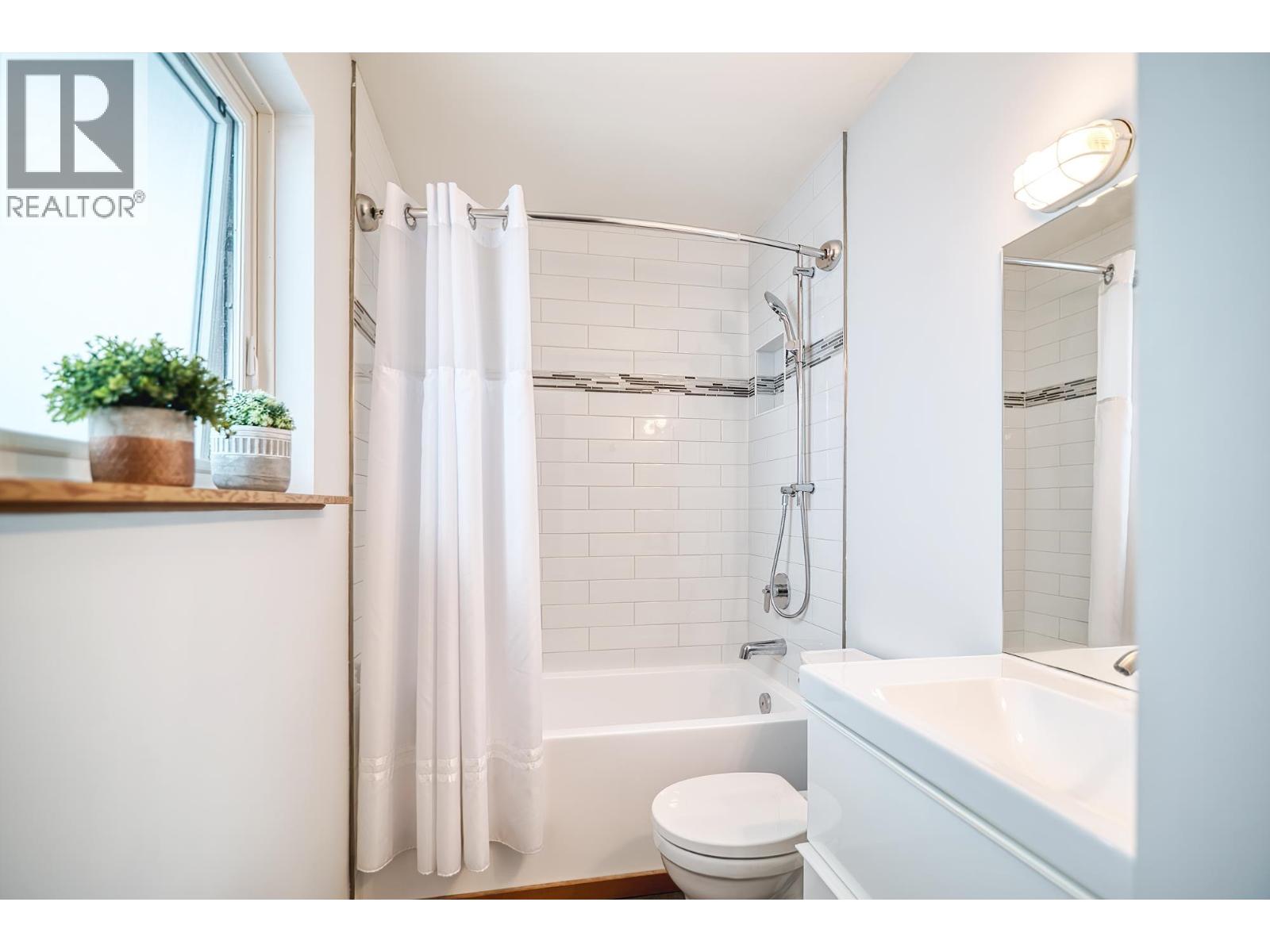 4873 LAUREL AVENUE, Sechelt