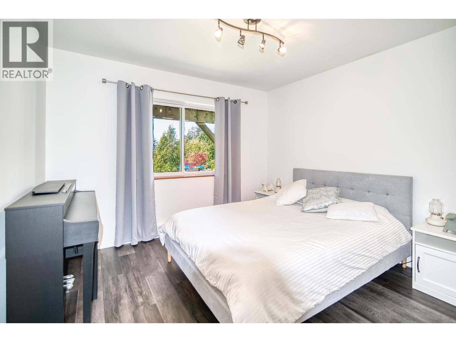4873 LAUREL AVENUE, Sechelt