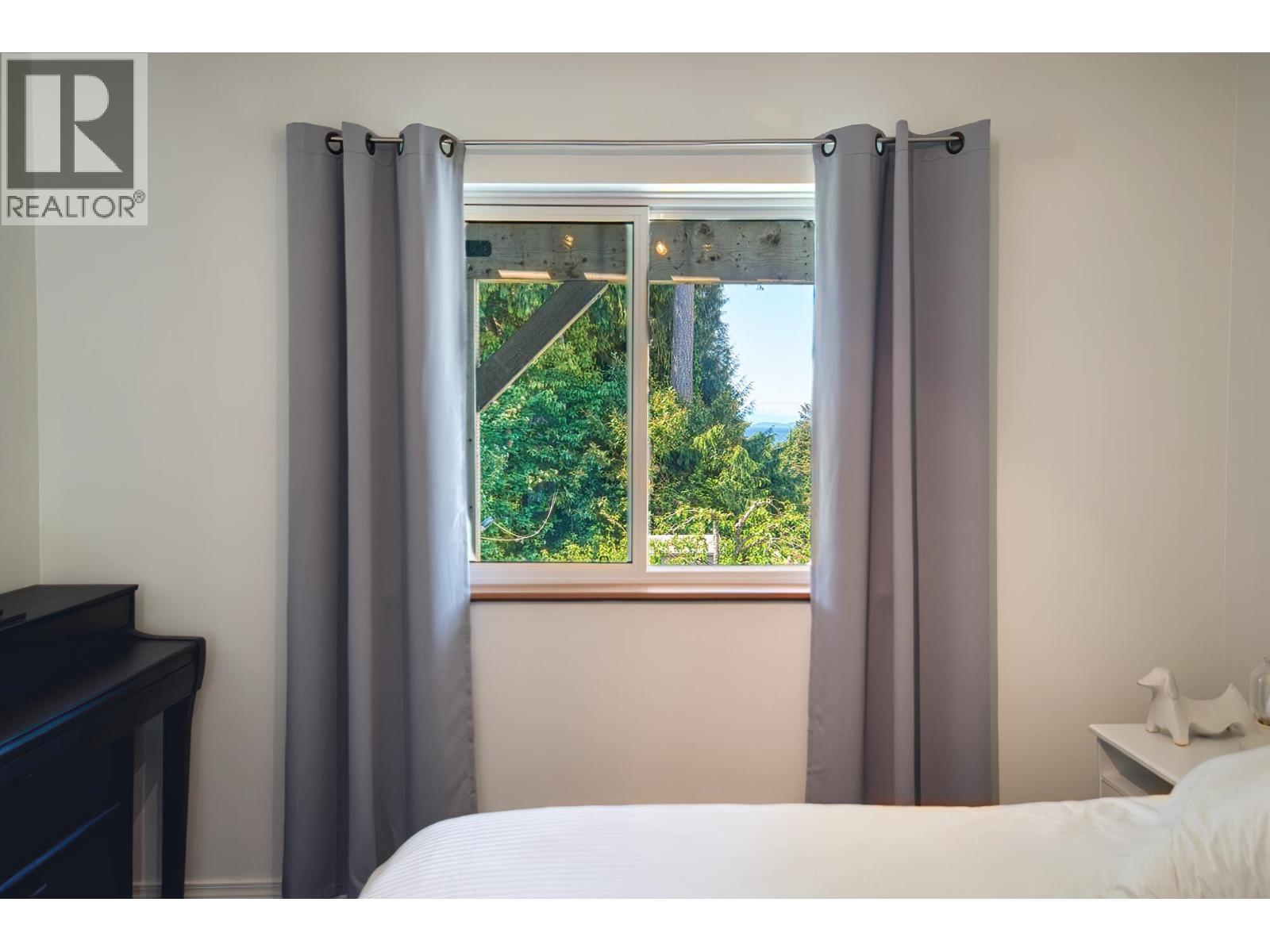 4873 LAUREL AVENUE, Sechelt