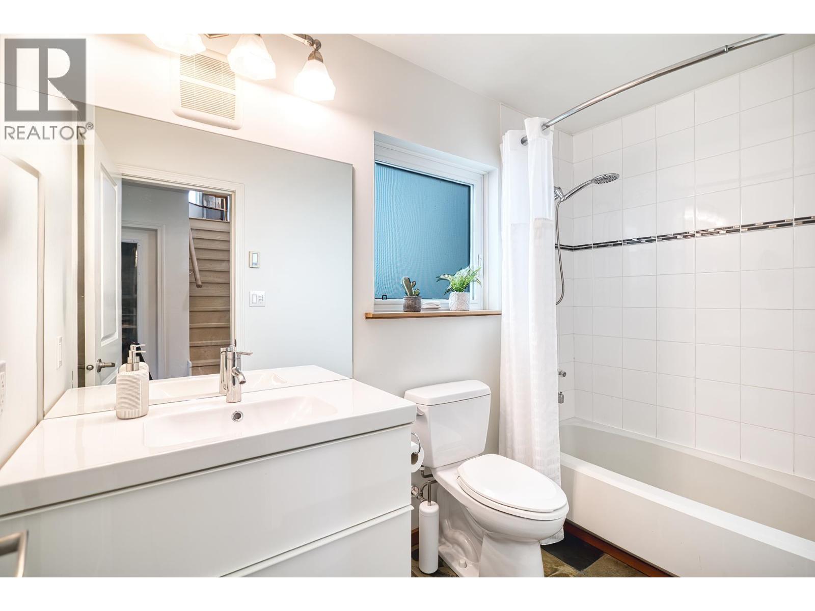 4873 LAUREL AVENUE, Sechelt