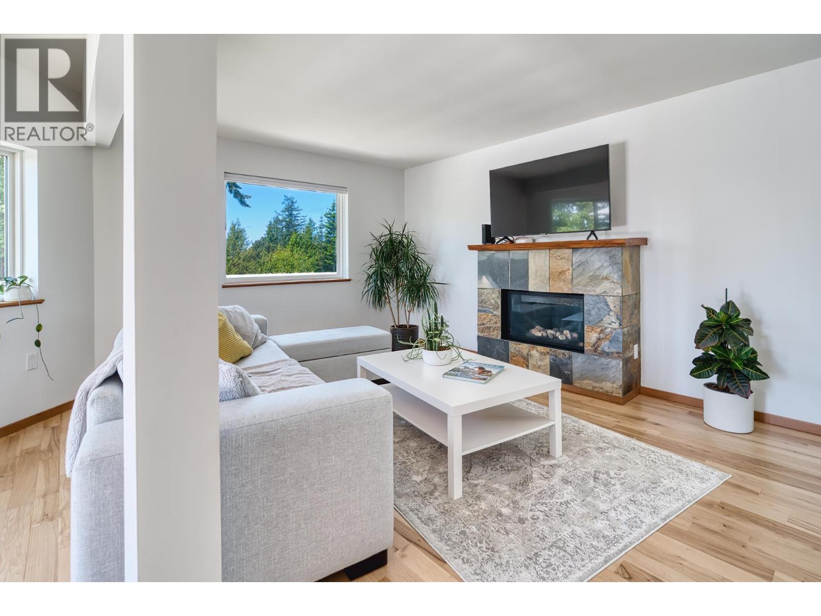 4873 LAUREL AVENUE, Sechelt