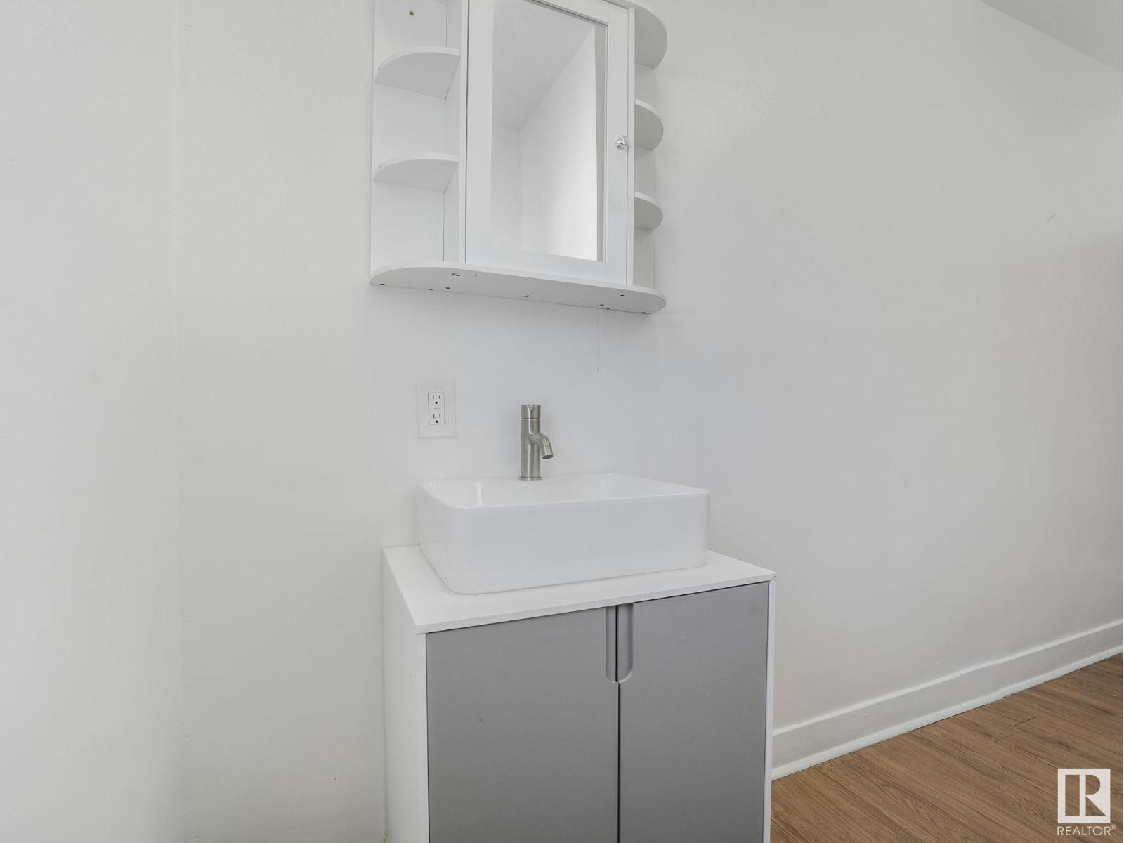 Photo 20 of 9638 106 Av Nw, Edmonton AB