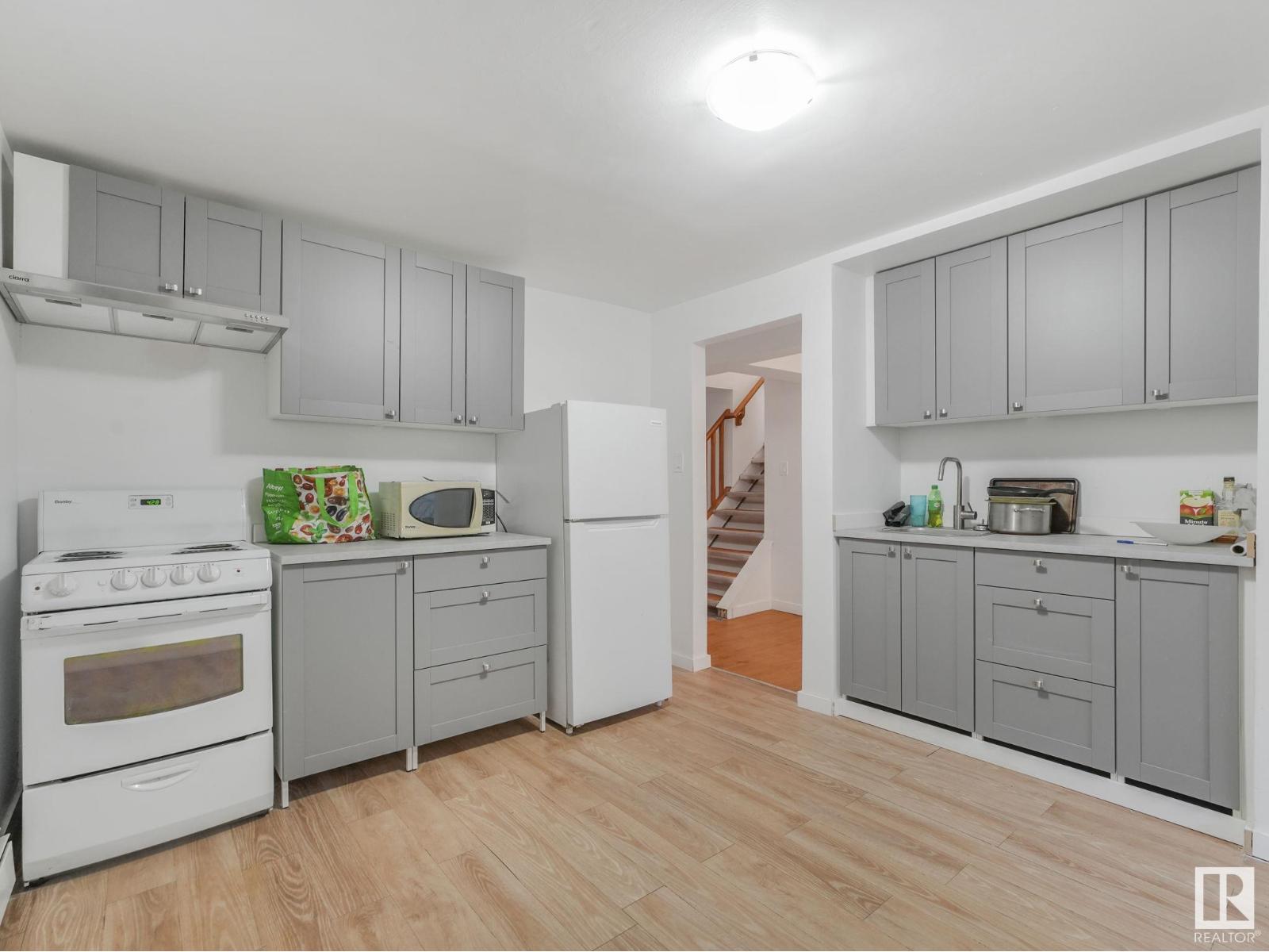 Photo 9 of 9638 106 Av Nw, Edmonton AB