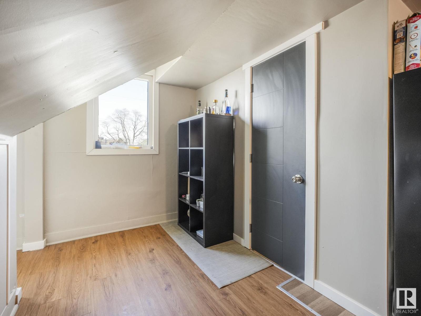 Photo 8 of 9638 106 Av Nw, Edmonton AB