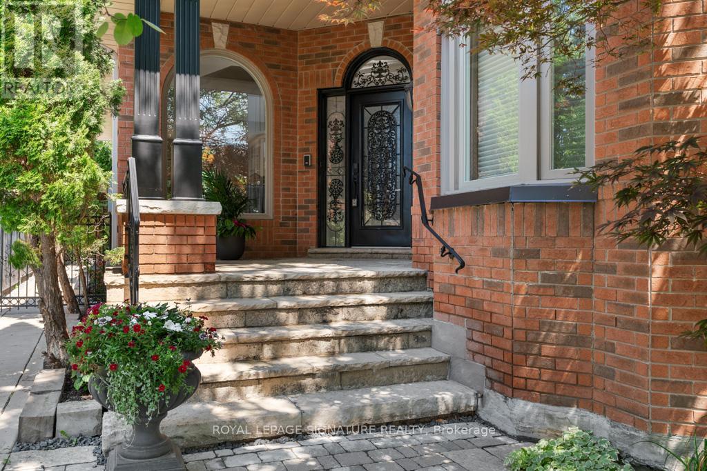 Photo 4 of 95 Shaftsbury Avenue, Richmond Hill ON