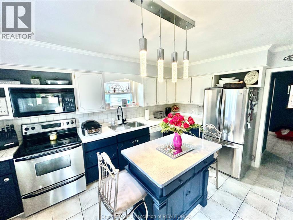Photo 3 of 53 Phyllis Avenue, Chatham ON