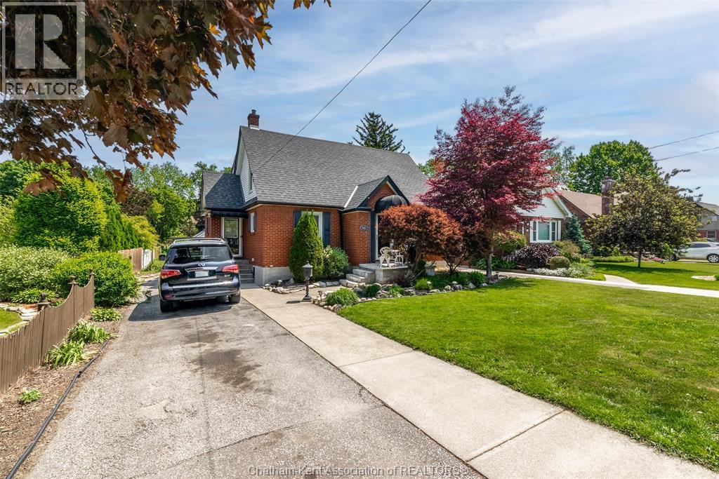 Photo 2 of 53 Phyllis Avenue, Chatham ON