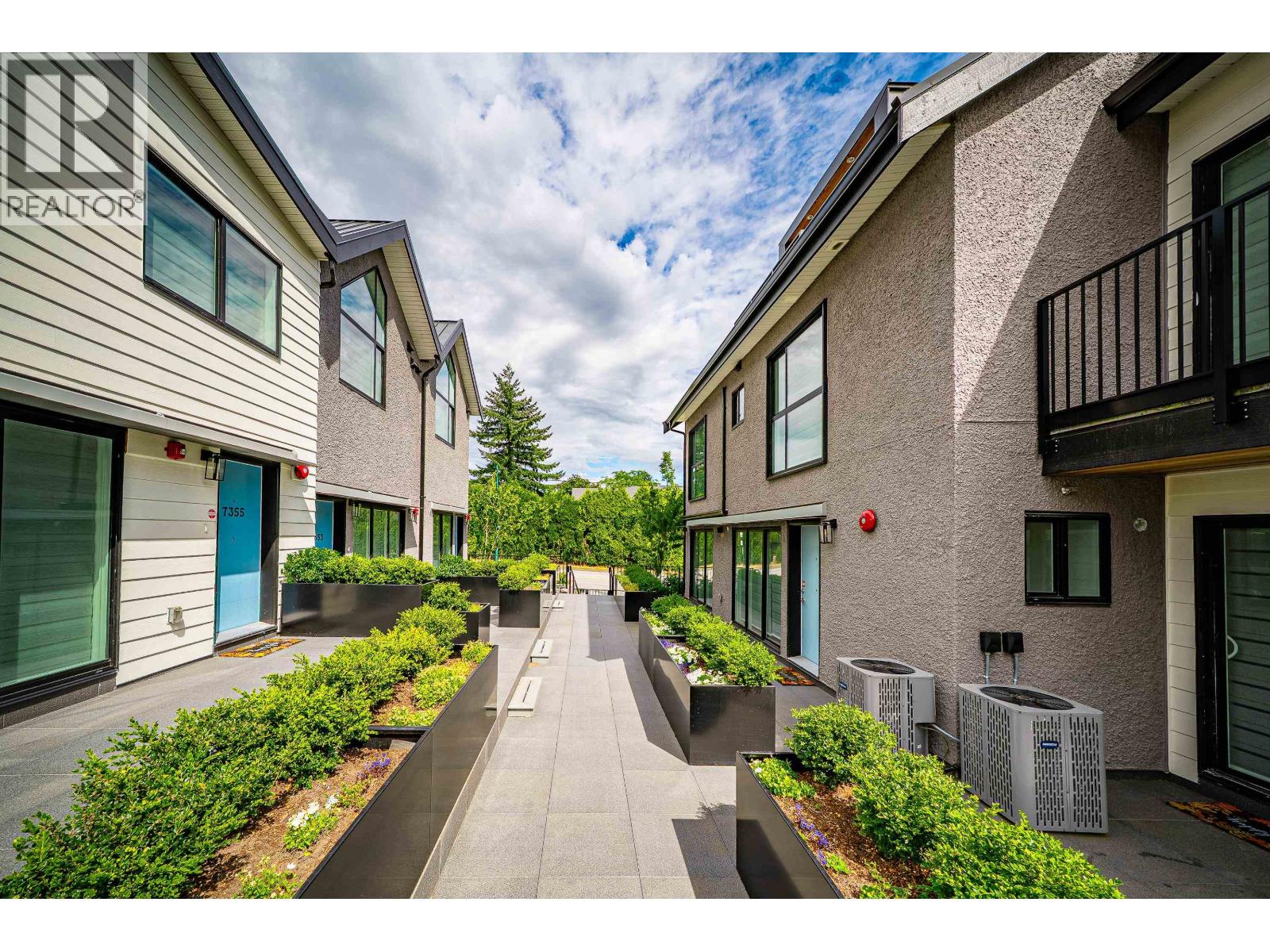 Photo 5 of 7359 Oak Street, Vancouver BC