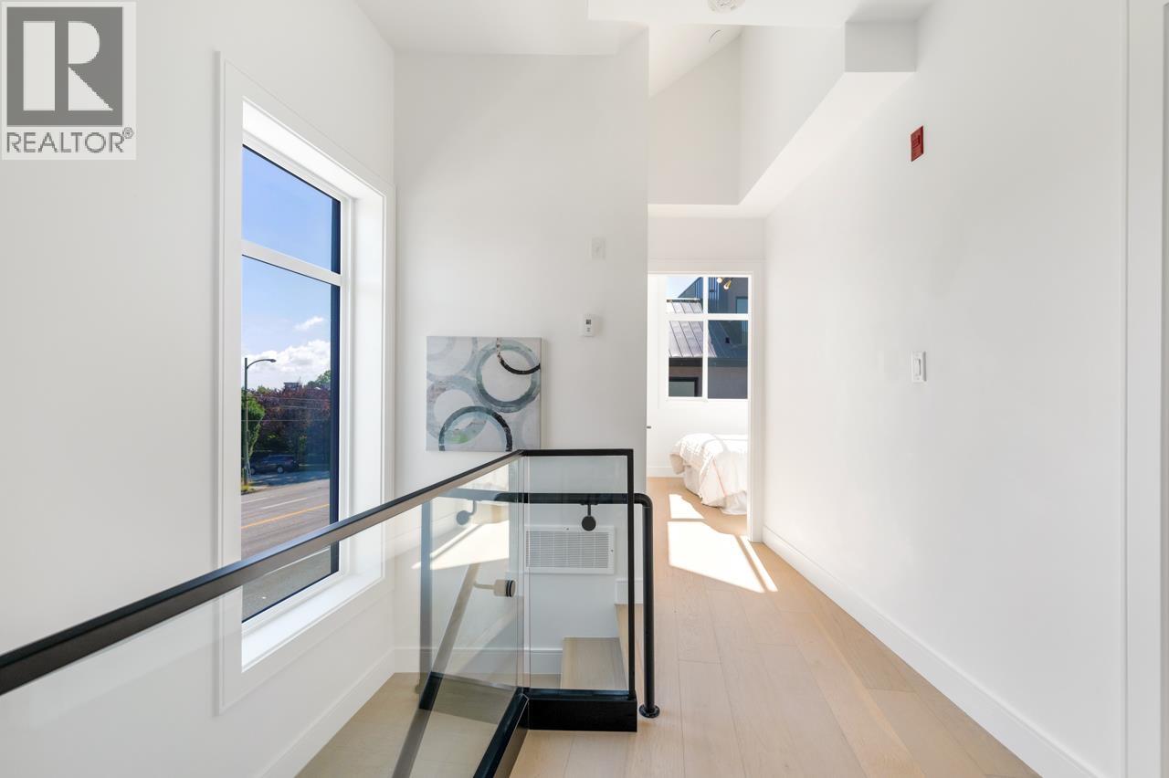 Photo 11 of 7351 Oak Street, Vancouver BC