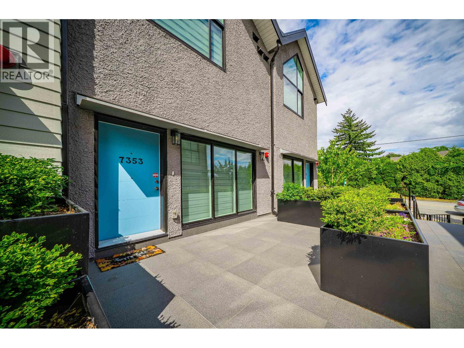 Photo 3 of 7353 Oak Street, Vancouver BC