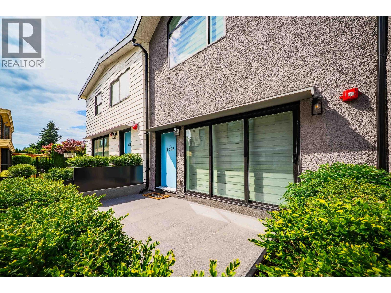Photo 4 of 7353 Oak Street, Vancouver BC