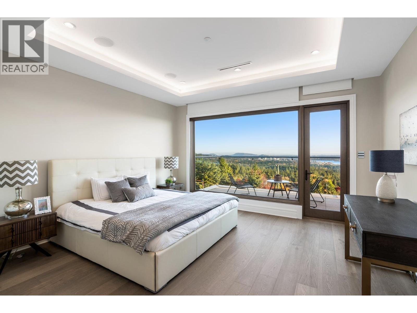 Photo 33 of 1022 Eyremount Drive, West Vancouver BC