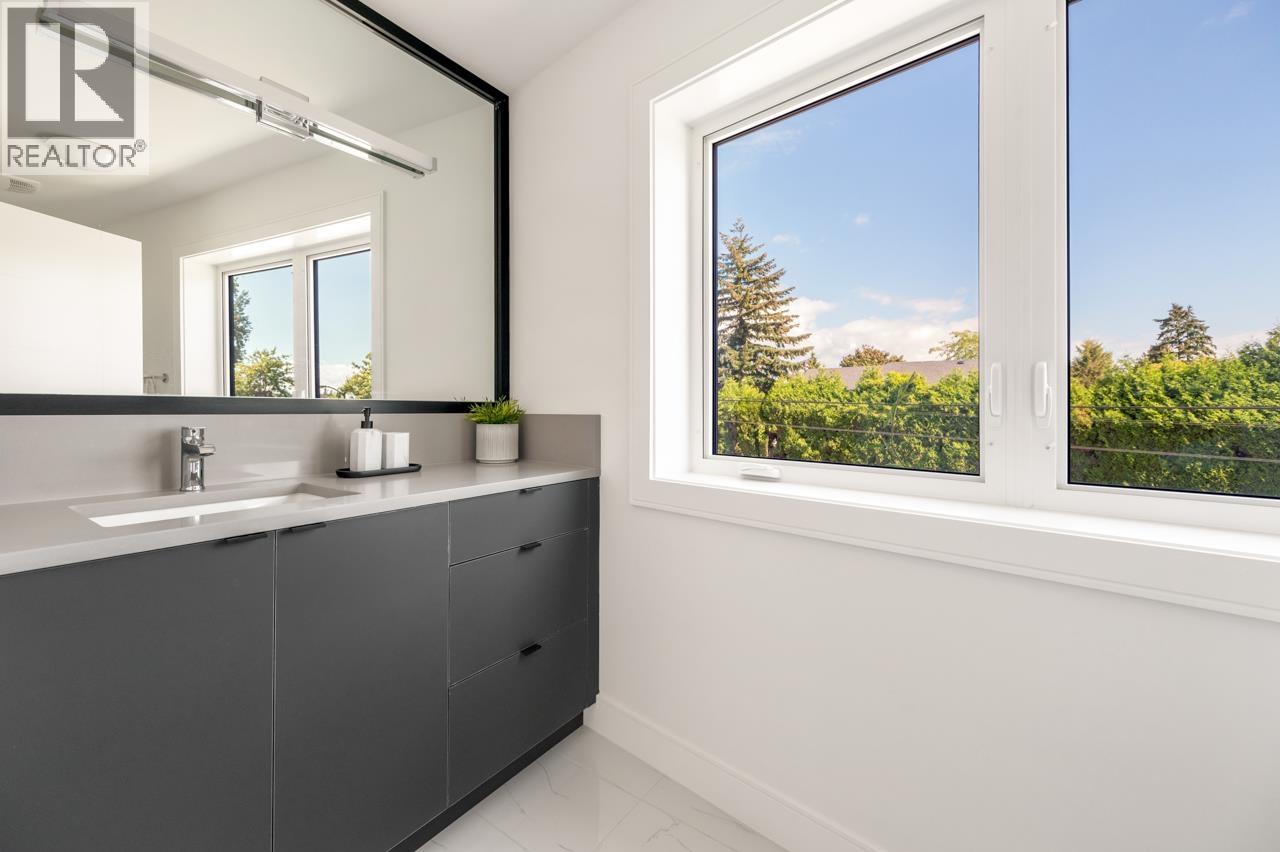 Photo 14 of 7357 Oak Street, Vancouver BC