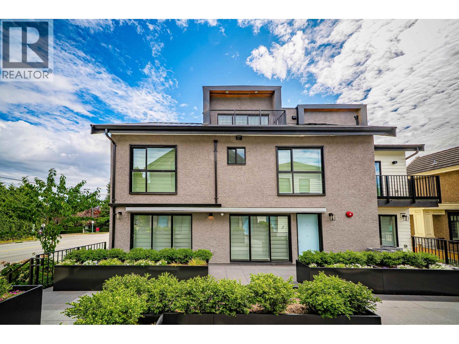 Photo 3 of 7357 Oak Street, Vancouver BC