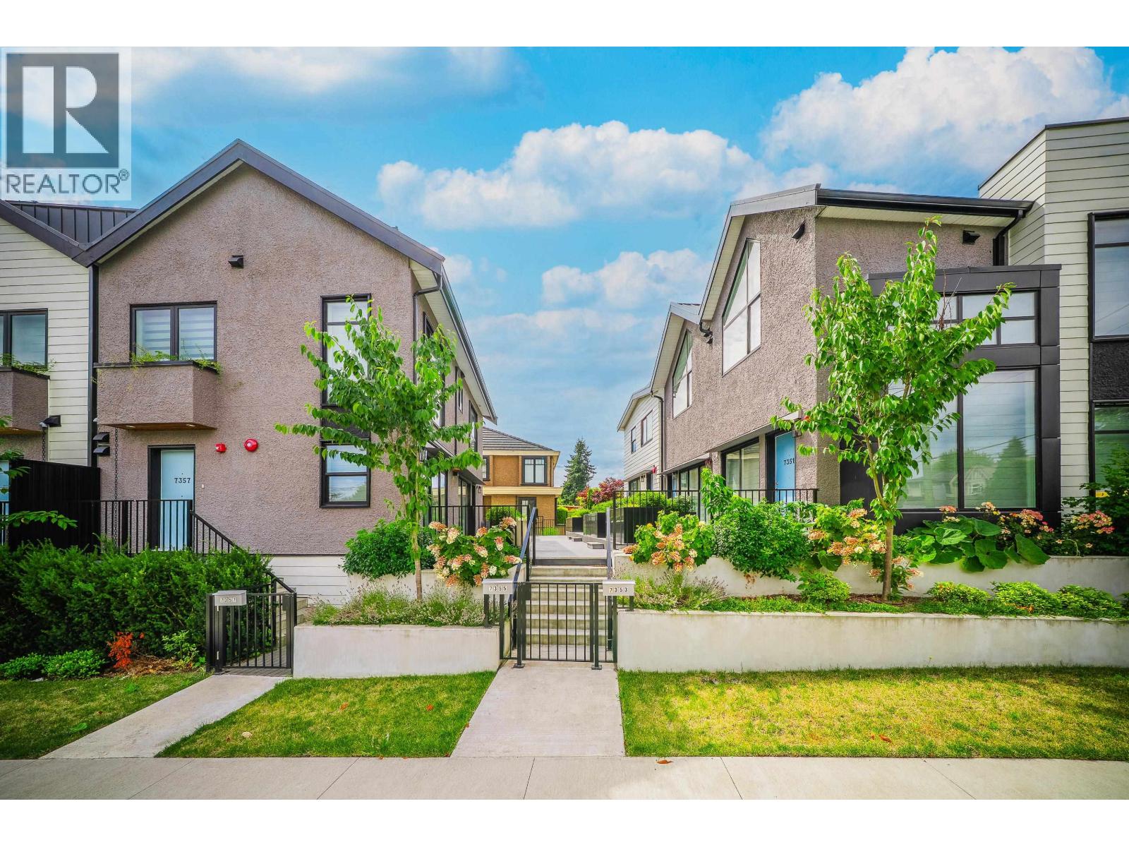 Photo 4 of 7357 Oak Street, Vancouver BC
