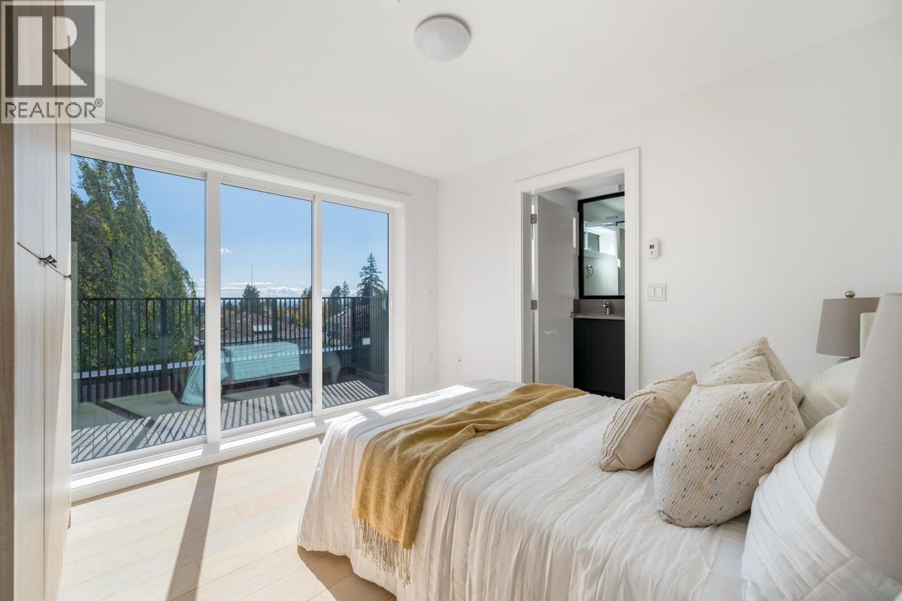 Photo 13 of 7357 Oak Street, Vancouver BC