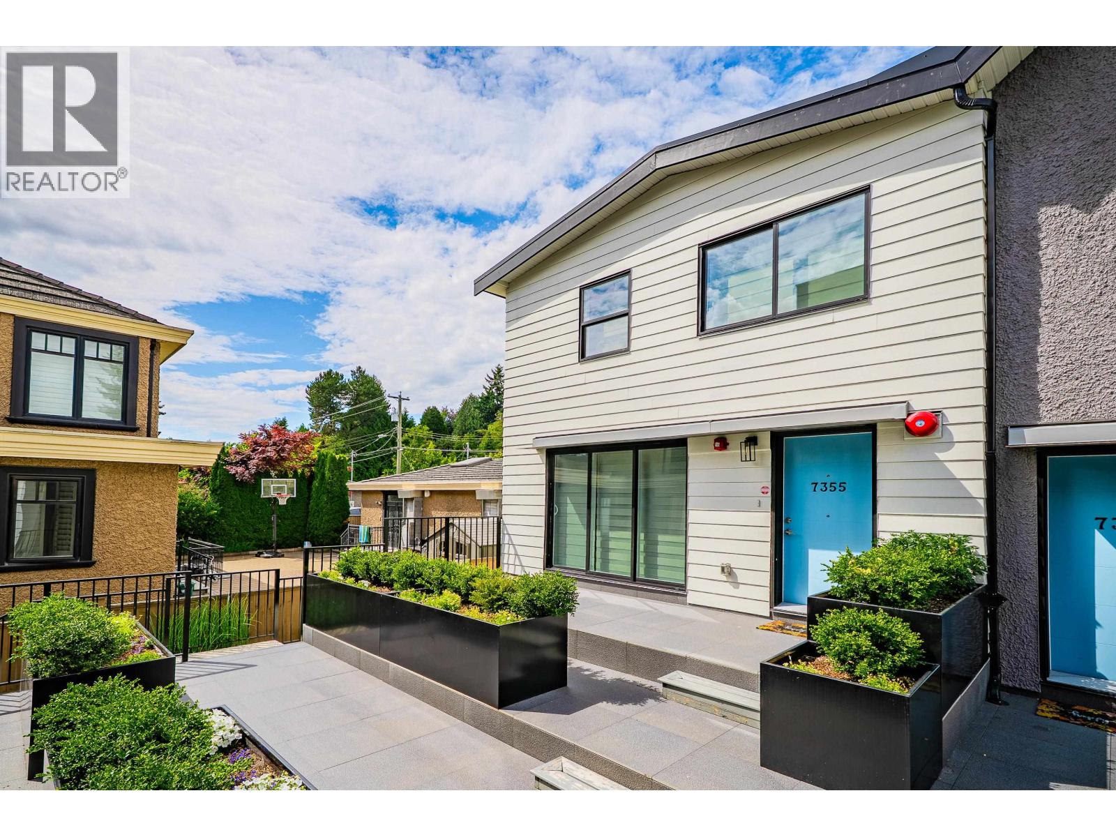 Photo 3 of 7355 Oak Street, Vancouver BC